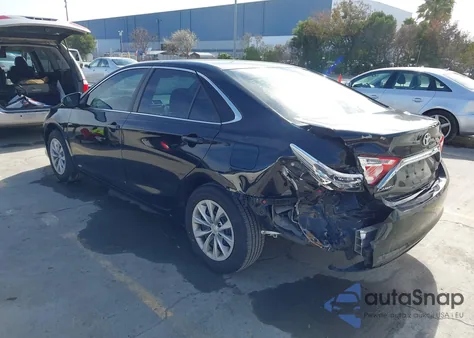 2017 Toyota Camry Le z USA, uszkodzony, nr VIN 4T1BF1FK3HU374074
